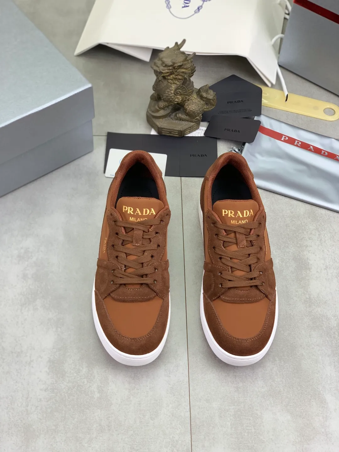 Men's shoes 💰P560💰[New model] The top version is available on the official website, 🆘 The trendy brand (Prada) mainly promotes the popular model, avant-garde and versatile fashionable men's shoes, private version mold opening, cowhide surface splicing 1:1.. Stylish and simple, original imported cowhide lining cowhide feet; the atmosphere and personality are more fashionable, eye-catching and pursuing class. It will subvert the old idea and be a must-have for fashionistas with you! Must keep it for yourself! Tall and comfortable, large and low, high-end quality workmanship. Official website’s new high-end outsole. Size: 38-45. Multiple colors available.